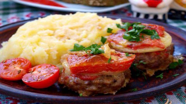 Мясные котлеты запечённые с овощами в духовке