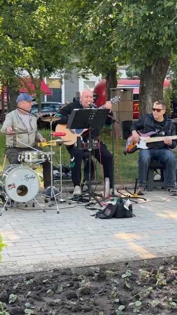 🎶 Уличные музыканты на бульваре Пушкина создают настроение в Донецке
Гуляешь по городу, а рядом иг
