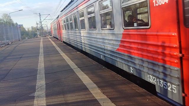 16 мая 2025 г. Электропоезд ЭТ2М-136 Сообщением Шапки-Обухово Прибывает на станцию Колпино