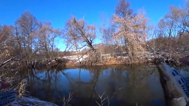 Ловля щуки на спиннинг поздней осенью. Рыбалка на Джиг на заснеженной маленькой речке.
