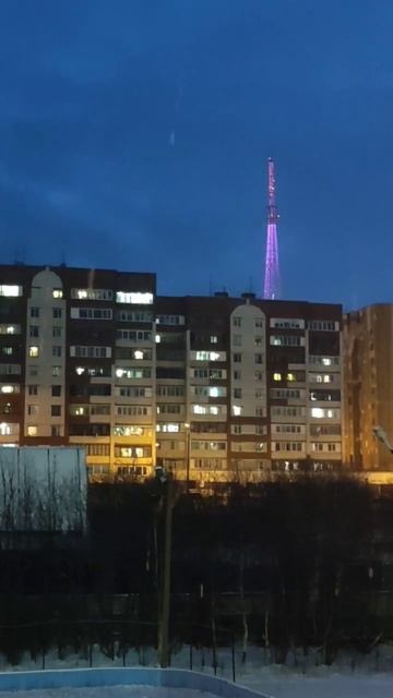 #мурманск Кран и вышка. Вот такая нарядная парочка встречает по утрам мурманчан.