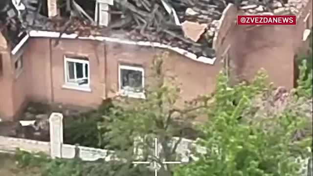 Зачистку домов в селе Торское в ДНР показали с высоты полёта дрона. Российские штурмовики также у...