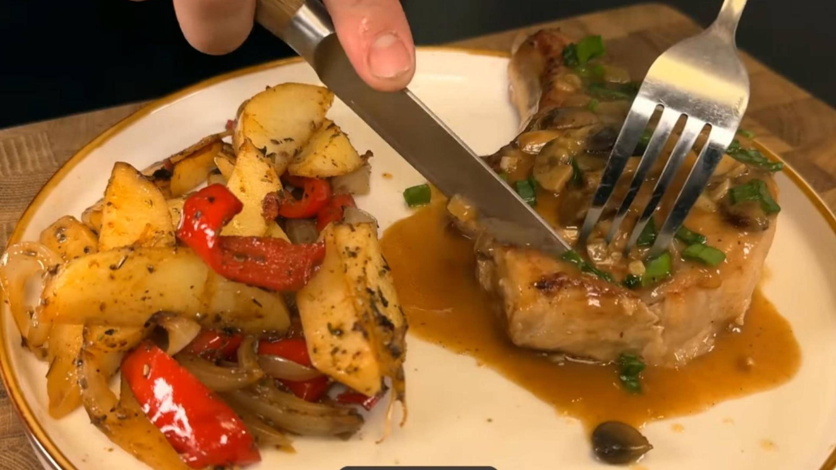 Нежность мяса переплетается с яркими красками овощей, создавая гармонию вкуса и аромата.