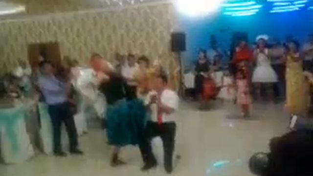 Мужик одеты в женском платье танцуют