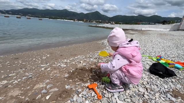 СОФИЯ ИГРАЕТ НА БЕРЕГУ МОРЯ #море #baby #дети