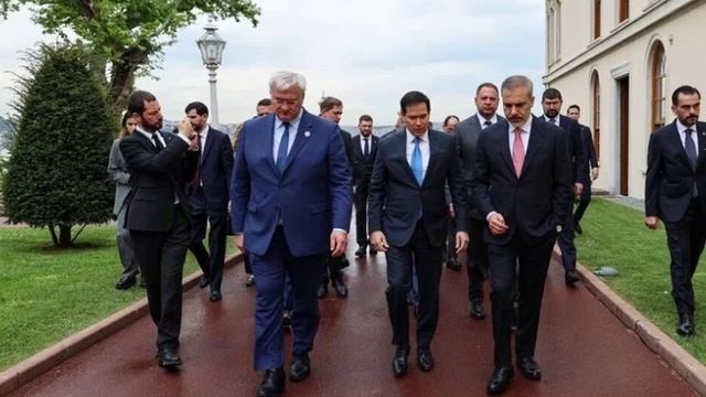 Фидан остался в зале переговоров России и Украины.