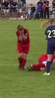 Футболистка эффектно ликвидировала двух соперников мячом в чемпионате Шотландии