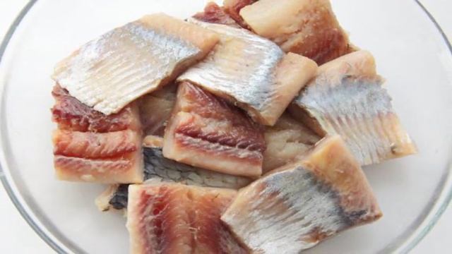 Сельдь в майонезе с луком