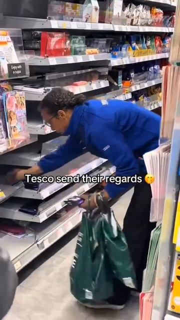 🇺🇸 Каждая мелочь важна. Женщина в куртке Tesco ворует из кооперативного магазина.