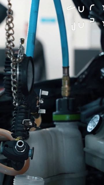 Обслуживание Nissan Serena, вакуумируем систему охлаждения. Полное видео на канале!