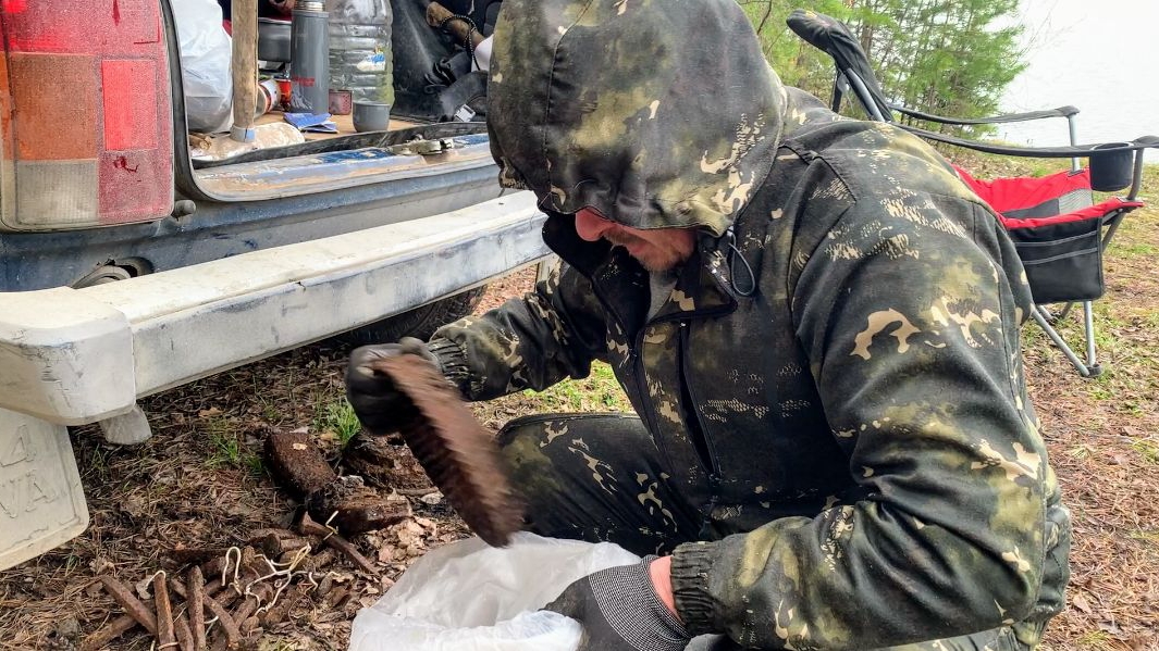 ЖД НАХОДКИ у ВОДОЁМА.Кто-то спрятал,я нашёл.