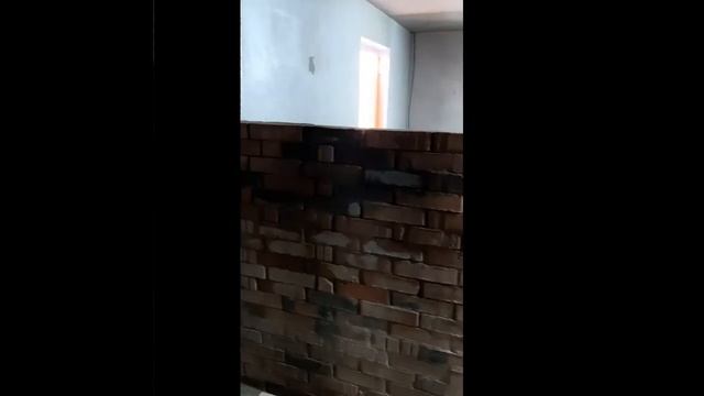 Кирпичная перегородка в каркасной бане, отделяющая по