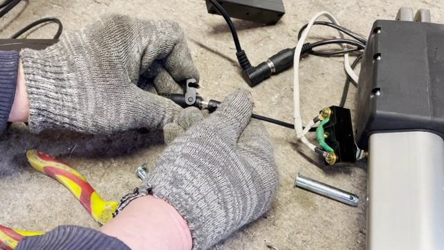 Люк в подвал с электроприводом Стелс установка актуатора с концевым выключателем. Аварийный сброс.