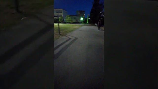 вечерний вайб прогулки на стадионе
