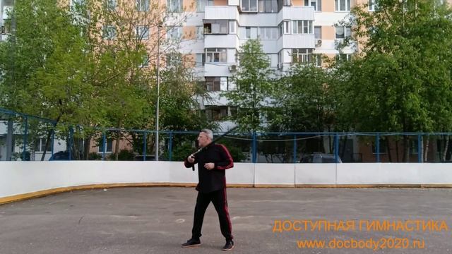 Разминка с двухсекционным шестом Лянцзегунь на спортплощадке (4)