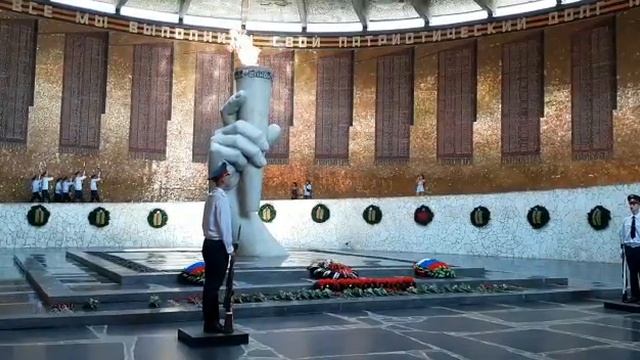 Вспомним всех поименно,горем вспомним своим...Это нужно - не мертвым!Это надо - живым!