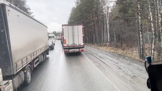 Негабаритный груз вровень выпирает. М5 стоит, жуткие пробки в районе Сима