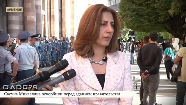 Сасуна оскорбили перед зданием правительства