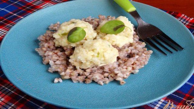 Рыбные кнели с кус-кусом и зеленым луком