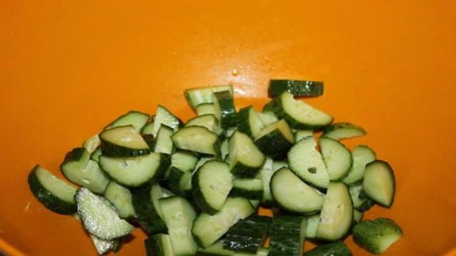 Огуречный салат с рукколой и морковью