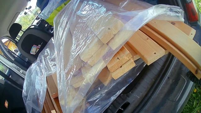 Разгружаю машину... Доски...