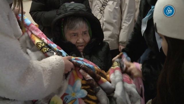 Теплые пледы и носки подарили ветеранам студенты колл