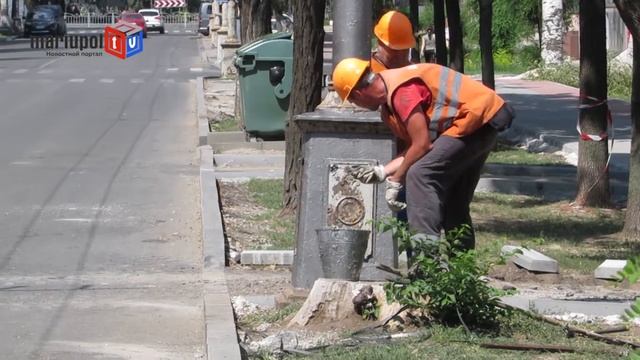 В Мариуполе тюнингуют  разворованные фонари – старожилы  середины прошлого века