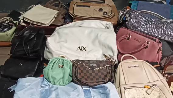 Лот 2800 Сумки Италия Крем 25,7 кг 1530₽_ кг 52 сумки плюс 4 аксессуара (1)