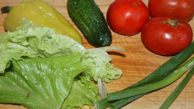 Овощной салат с печеным перцем и сыром