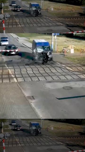 Уступайте дорогу поездам!