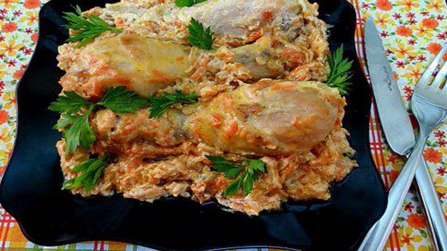 Куриные голени с луком и морковью в сметане