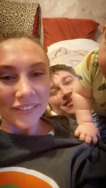 Сейчас очень популярно такое 😂 странно улыбаться, когда кто то что то рассказывает 😂