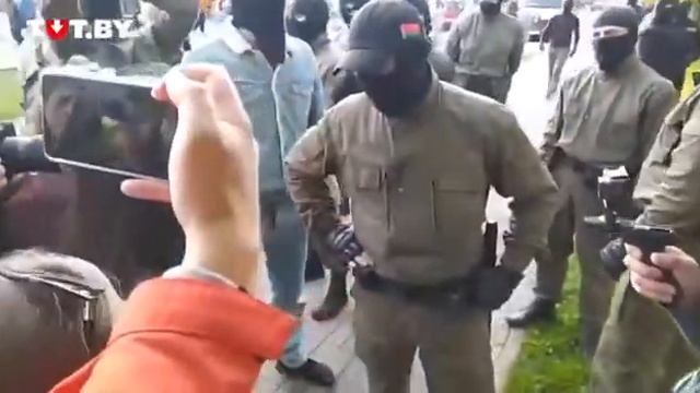 Неизвестный в балаклаве и без опознавательных знаков:
