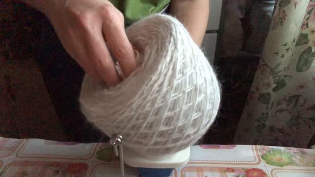 Вяжу жилет  из пуха шпица  с пайетками .