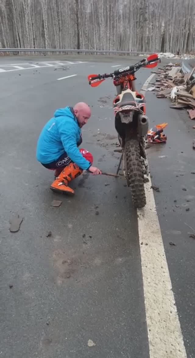 испачкал мотик или грязь и палка !