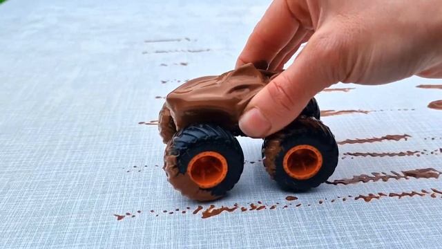 Поиграйте в саду! Очистите заляпанные грязью мини-грузовики-монстры.