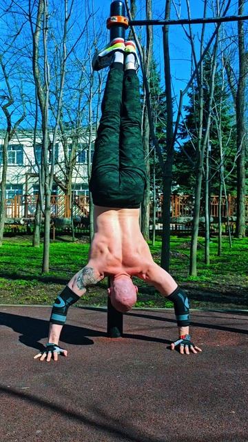 Отжимания в стойке на руках #nogymworkout #спорт #sports #shorts #calisthenics