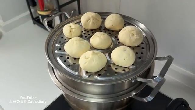 Щенок и мальчик готовят еду (март 2025 года)