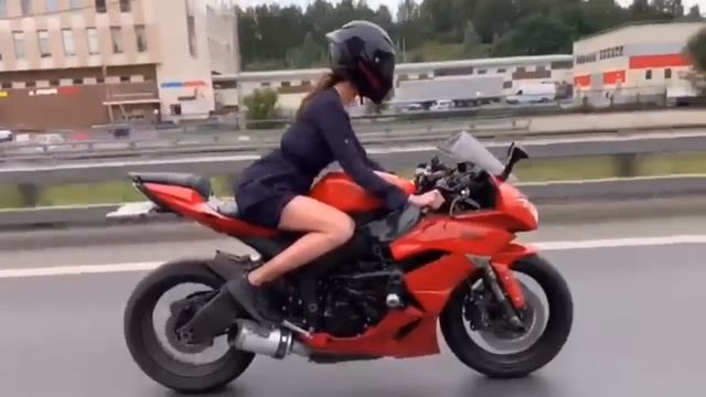 на свидание. в платье #мототаня девушка на мотоцикле