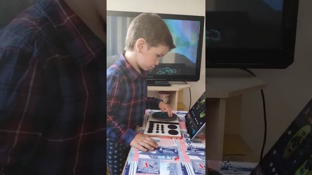 Молодой ди-джей