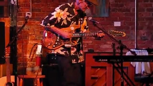Funky Geezer  Plays Hey good lookin

8 июл. 2010 г.
