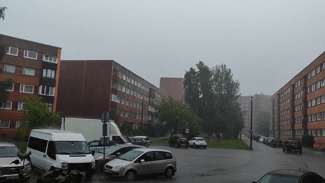 Эстония 7 июля 2024г. Идет сильный ливень, гром. Человек и