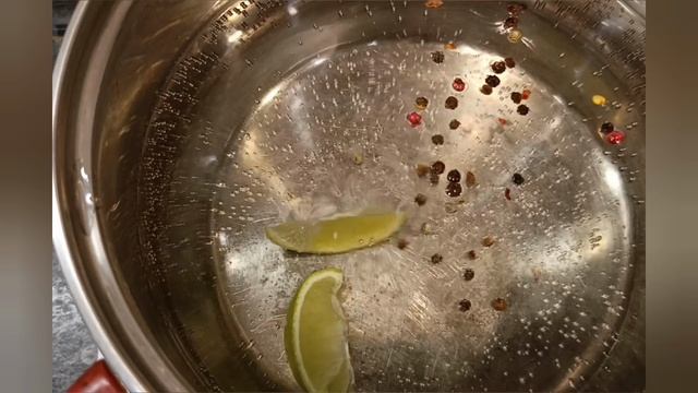 Креветки за 2 минуты: быстрый рецепт с лаймом, лукочесноком и специями.