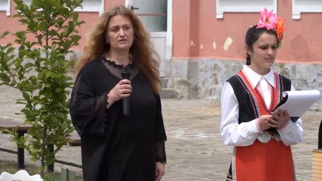 Паметник на светите братя Кирил и Методий беше открит в двора на основното училище в село Дъбово