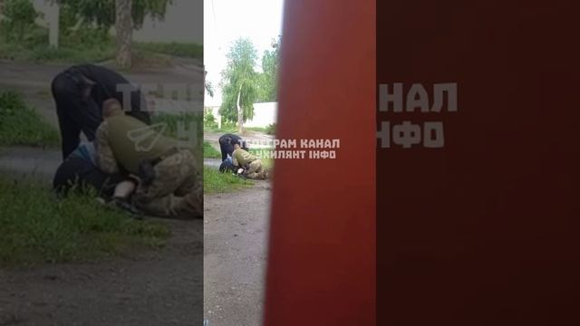 "Добровольная"мобилизация в Харькове
Черные фасовщики из ТЦК хватают человека за горло,бьют и заламы