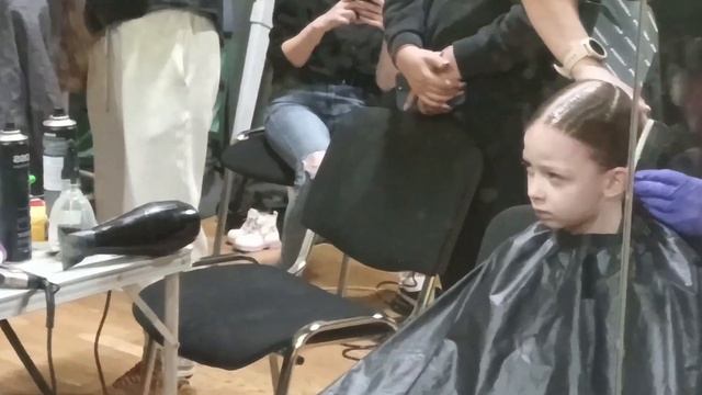 Прическа, платье, туфли.... и в бой))))