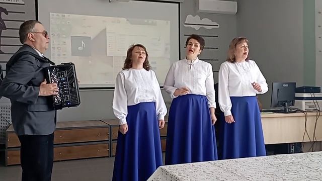 Стоят берёзоньки.