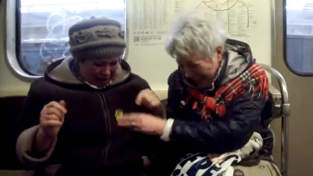 Смех до слез!!! Бабушки В метро отрываються!
