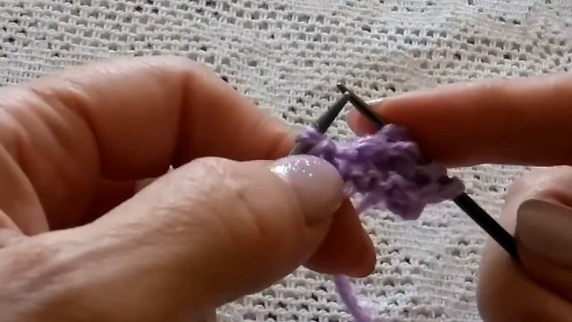 Красивый легкий плотный узор спицами поворотными и круговыми рядами. Рапорт: 2 петли и 4 ряда.