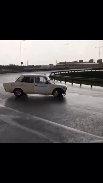 Дрифт в городе на ВАЗ 2106